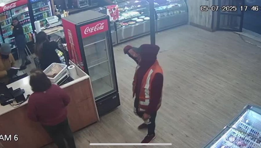 Vídeo muestra asalto a panadería porteña y actuar del delincuente mientras clientes compraban
