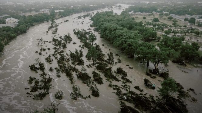 Aumentan a 80 los muertos por las devastadoras inundaciones en Texas