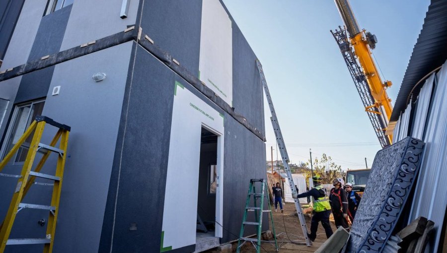 Municipio continúa la instalación de viviendas prefabricadas en sectores afectados por el megaincendio en Viña del Mar
