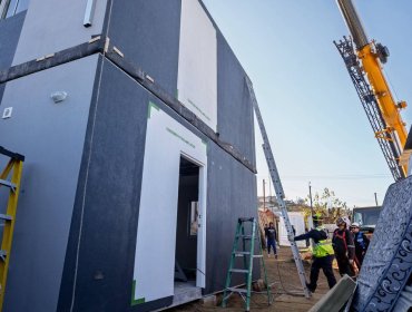 Municipio continúa la instalación de viviendas prefabricadas en sectores afectados por el megaincendio en Viña del Mar