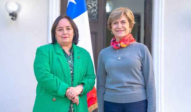 Senadora Aravena entrega su respaldo a Evelyn Matthei a más de dos meses de su renuncia al Partido Republicano