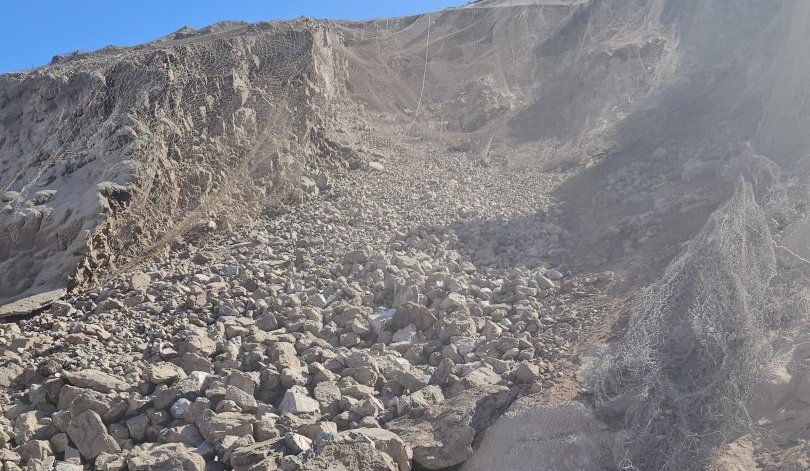Alcalde de Camarones exige estado de excepción constitucional por catástrofe para la comuna por caída de rocas en cuesta Chinchorro