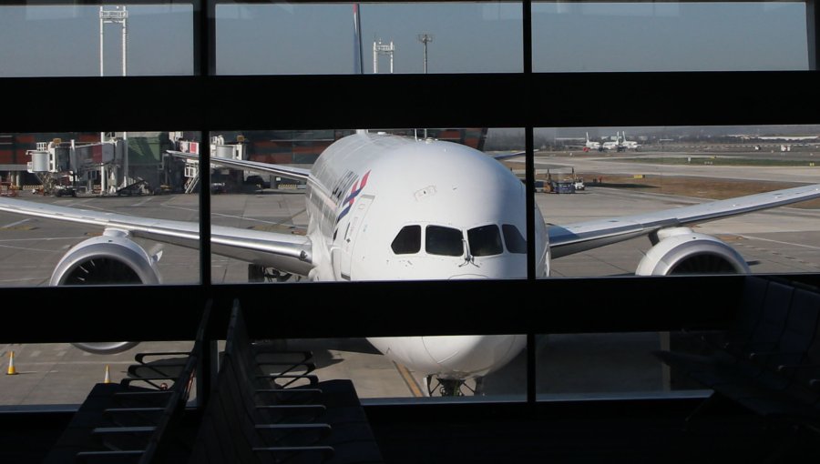 Hombre falleció tras ser succionado por motor de avión en aeropuerto de Italia