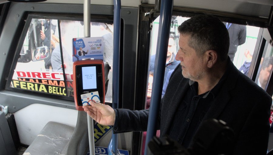 En tres líneas de microbuses de Quilpué y Villa Alemana ya se puede pagar el pasaje con tarjetas bancarias y QR