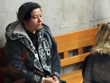 Decretan prisión preventiva para hija de adulta mayor encontrada muerta al interior de una maleta en Recoleta