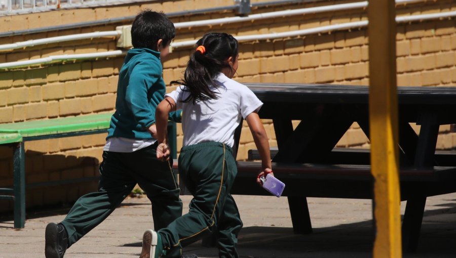 Alarmantes cifras de ausentismo y deserción escolar en la V Región: proponen abrir escuelas los fines de semana y mejorar infraestructura