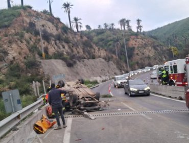 Barreras evitan tragedia mayor tras volcamiento de automóvil en ruta Las Palmas de Viña del Mar: una persona lesionada