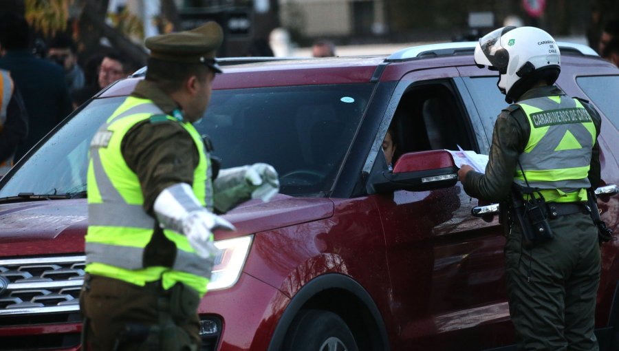 Contraloría detecta que Carabineros no incautó 626 autos robados ni detuvo a 144 prófugos al momento del control policial