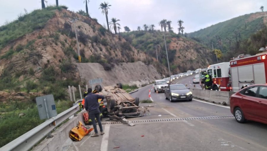 Barreras evitan tragedia mayor tras volcamiento de automóvil en ruta Las Palmas de Viña del Mar: una persona lesionada