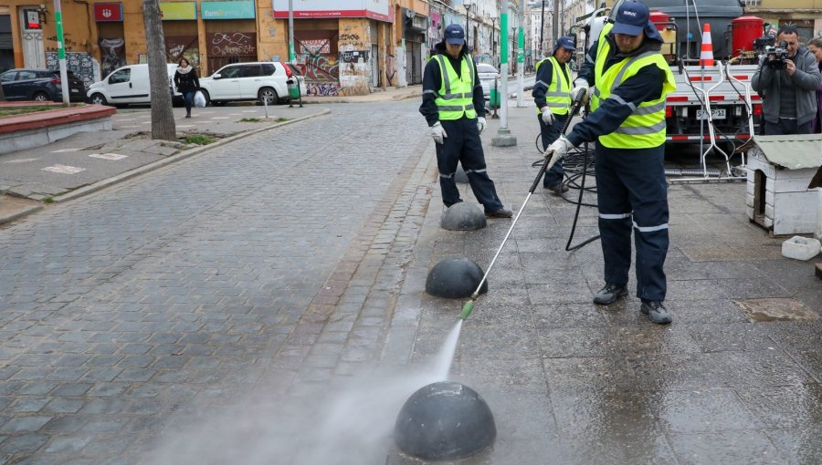 Operativo de limpieza completará 5.800 metros de calles del Barrio Puerto de Valparaíso
