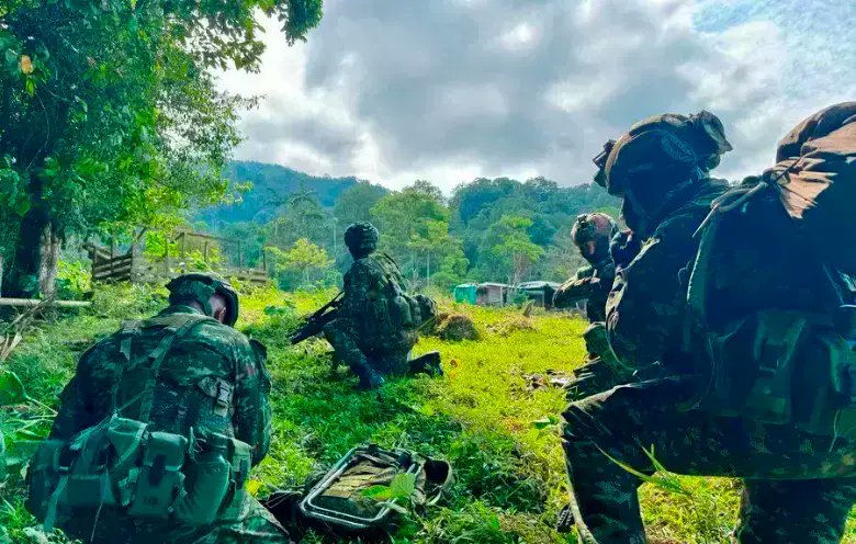 Un soldado muerto y dos heridos deja demencial ataque con "burro-bomba" en Colombia: van 19 efectivos asesinados este año