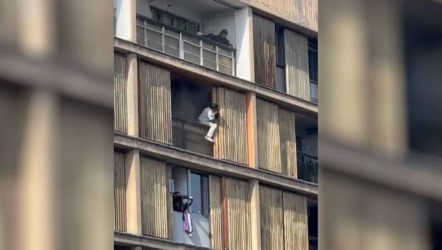 Incendio consume un edificio en pleno centro de Santiago: Hay personas atrapadas pidiendo ayuda