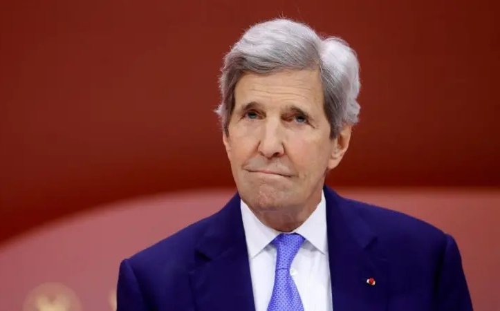 El demócrata John Kerry dice que su partido y Biden permitieron el "asedio" de los migrantes a la frontera de EE.UU.