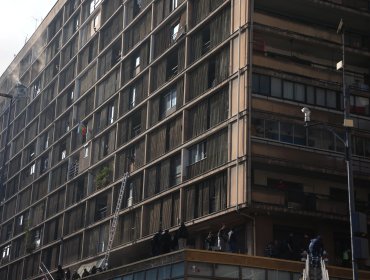 Delegado Durán apunta que materiales guardados en excines usados de bodega propagaron el fuego en incendio en Santiago