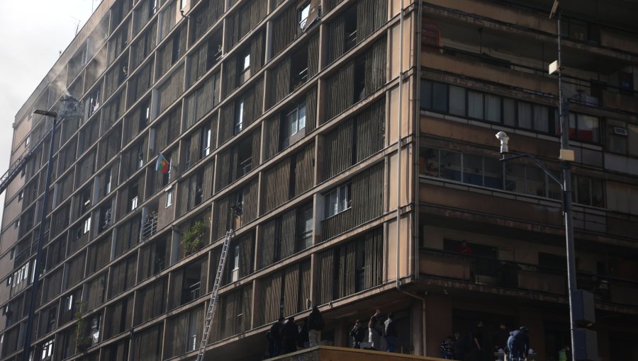 Delegado Durán apunta que materiales guardados en excines usados de bodega propagaron el fuego en incendio en Santiago