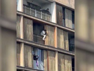 Incendio consume un edificio en pleno centro de Santiago: Hay personas atrapadas pidiendo ayuda