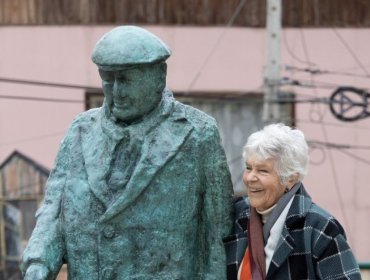 Reinstalan en la Plaza de los Poetas de Valparaíso las esculturas restauradas de Mistral, Neruda y Huidobro