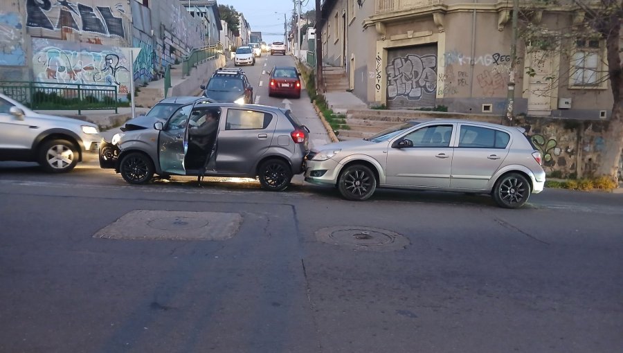 Colisión vehicular deja una persona lesionada en el cerro Playa Ancha de Valparaíso