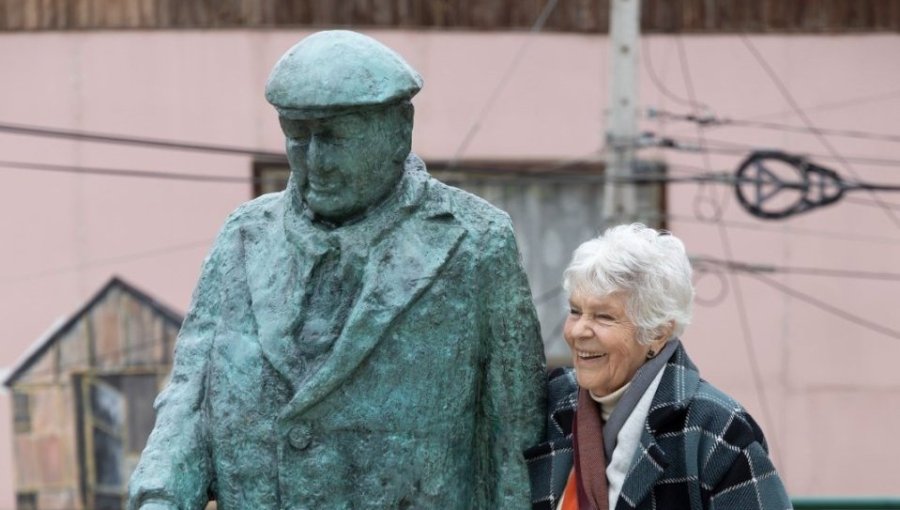 Reinstalan en la Plaza de los Poetas de Valparaíso las esculturas restauradas de Mistral, Neruda y Huidobro