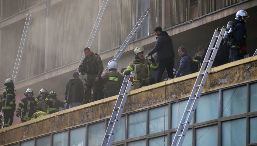 Incendio en Santiago: Tres personas fueron trasladadas a centros asistenciales y rescatan a niños desde jardín infantil