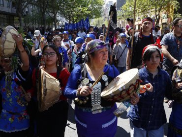 Avanza proyecto de ley que establece 16 feriados regionales y elimina el 12 de octubre