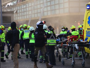 Mujer se encuentra en riesgo vital tras incendio en edificio de Santiago