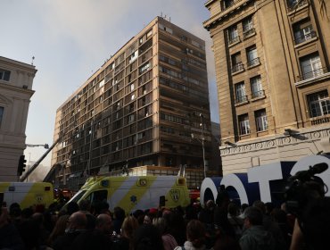 Temperaturas sobre los 400º en el subterráneo han dificultado extinción de incendio en edificio del centro de Santiago