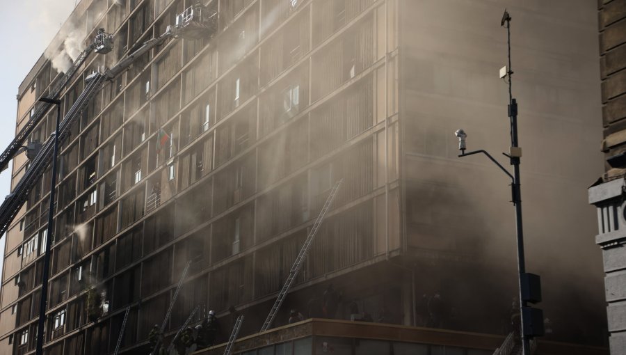 Bomberos logró controlar el incendio que afectó a un edificio en el centro de Santiago tras casi 24 horas de trabajo