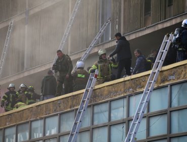 Hassler dice que hay que "revisar si se hicieron las fiscalizaciones" tras incendio que afectó a incendio en Santiago