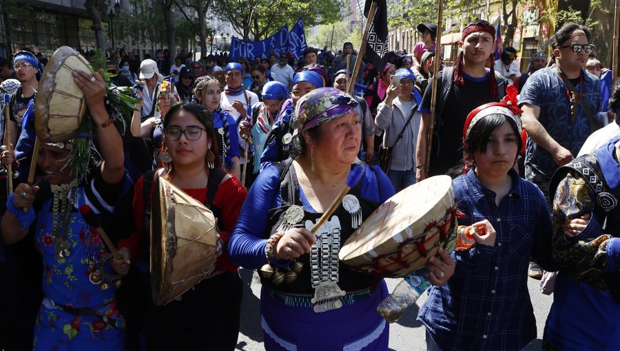 Avanza proyecto de ley que establece 16 feriados regionales y elimina el 12 de octubre