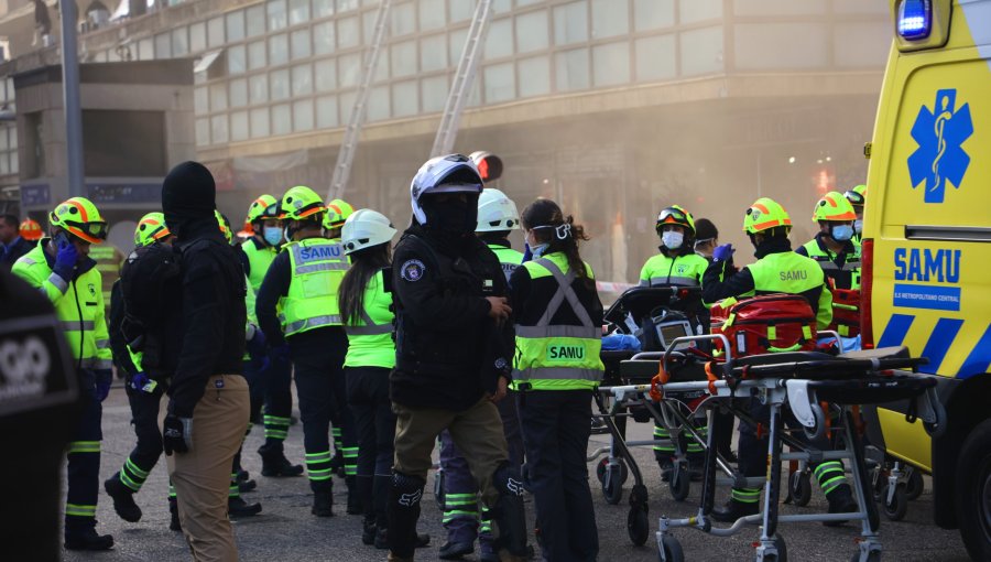 Mujer se encuentra en riesgo vital tras incendio en edificio de Santiago
