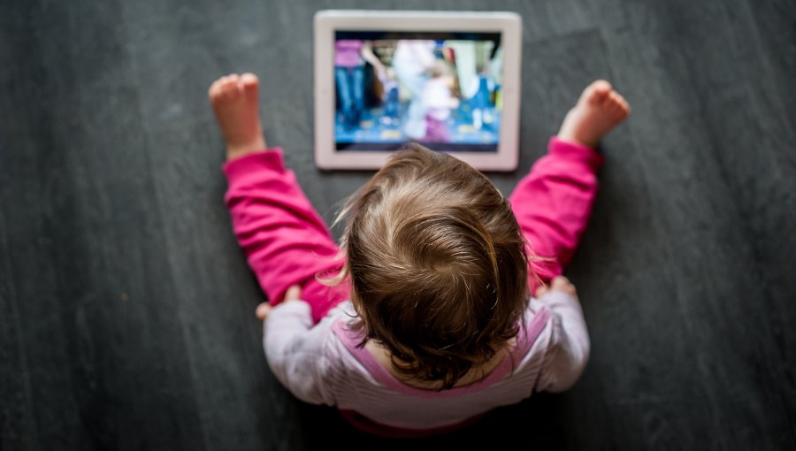 Francia prohíbe exponer a menores de 3 años de guarderías y centros de educación a pantallas digitales