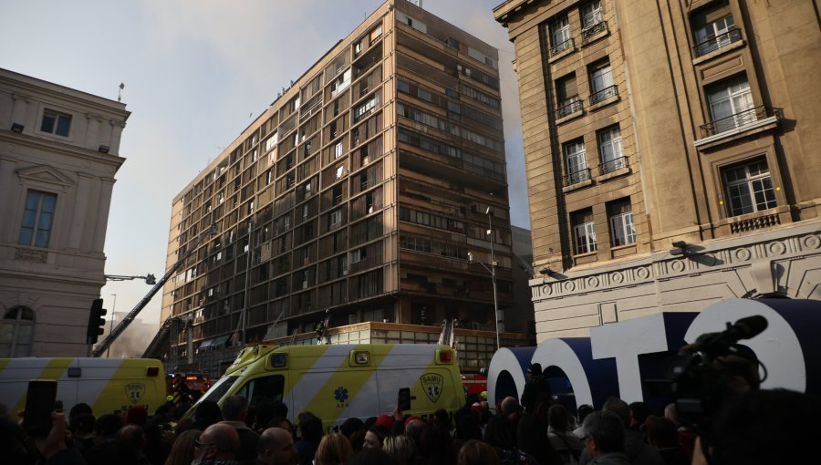 Temperaturas sobre los 400º en el subterráneo han dificultado extinción de incendio en edificio del centro de Santiago