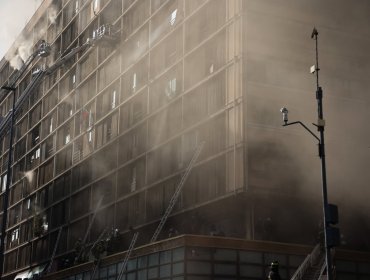 Bomberos logró controlar el incendio que afectó a un edificio en el centro de Santiago tras casi 24 horas de trabajo