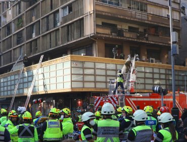 Edificio afectado por incendio en el centro de Santiago "permanecerá clausurado" hasta que terminen labores de Bomberos