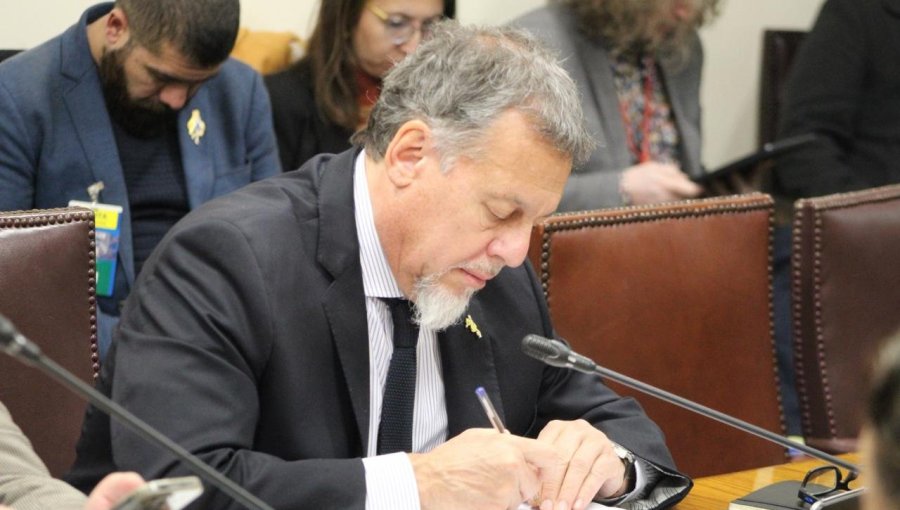 Senador Lagos Weber califica de "insuficientes" las razones que ha dado el Gobierno para postergar la licitación del tren Valparaíso-Santiago