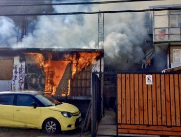 Casa queda completamente envuelta en llamas en el cerro Mariposas de Valparaíso