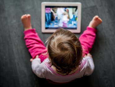 Francia prohíbe exponer a menores de 3 años de guarderías y centros de educación a pantallas digitales