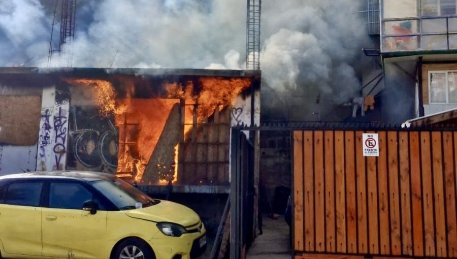 Casa queda completamente envuelta en llamas en el cerro Mariposas de Valparaíso