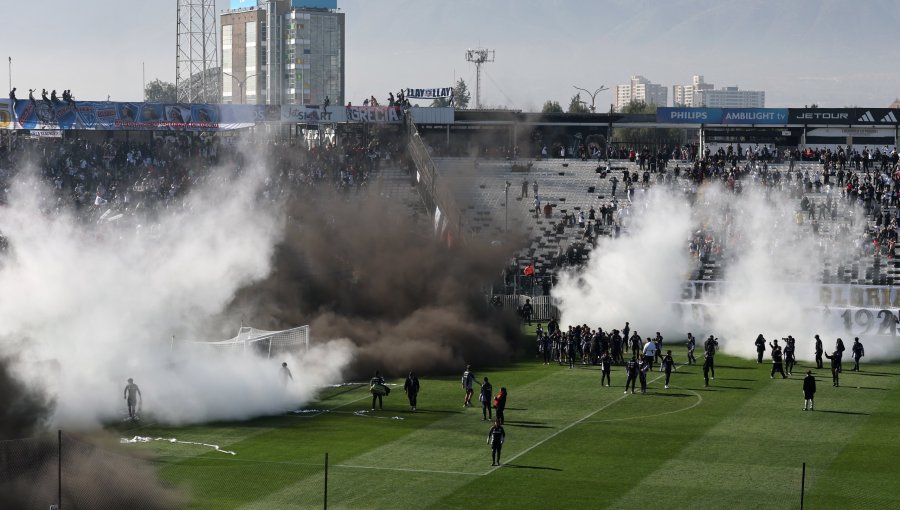 Masivo "Arengazo" de hinchas de Colo-Colo de cara al Superclásico generó caos en el transporte: Metro cerró estaciones