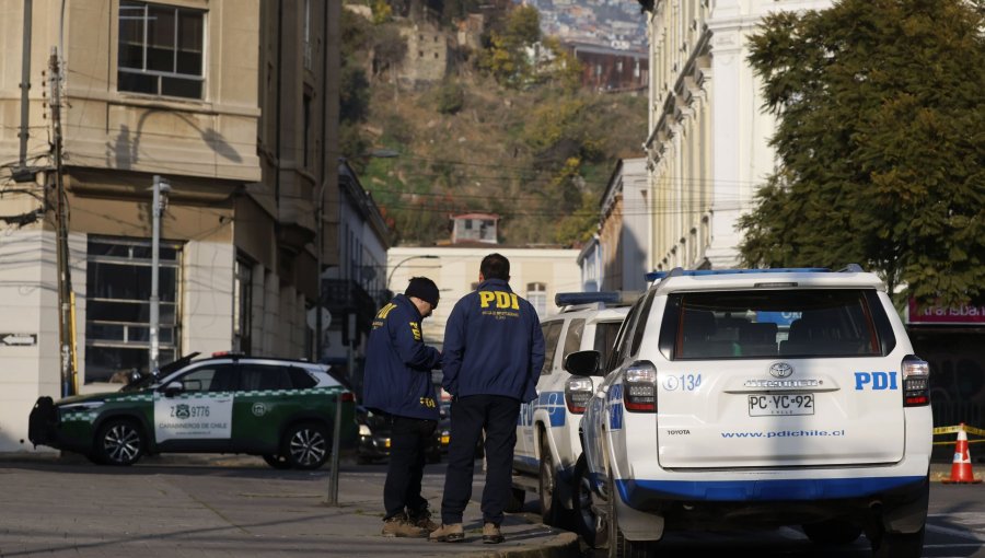 Investigan ataque armado en Valparaíso: víctima fue baleada en su abdomen mientras compartía con su pareja en la vía pública