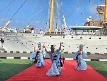 La "Esmeralda" llegó a Yakarta para celebrar 60 años de relaciones Chile-Indonesia