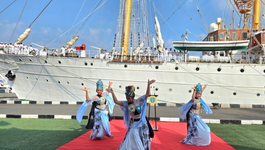 La "Esmeralda" llegó a Yakarta para celebrar 60 años de relaciones Chile-Indonesia