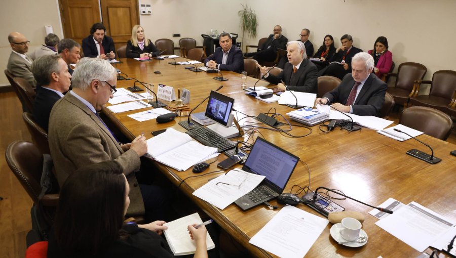 Comisión de Constitución de la Cámara aprueba en general el proyecto que regula la dieta a expresidentes