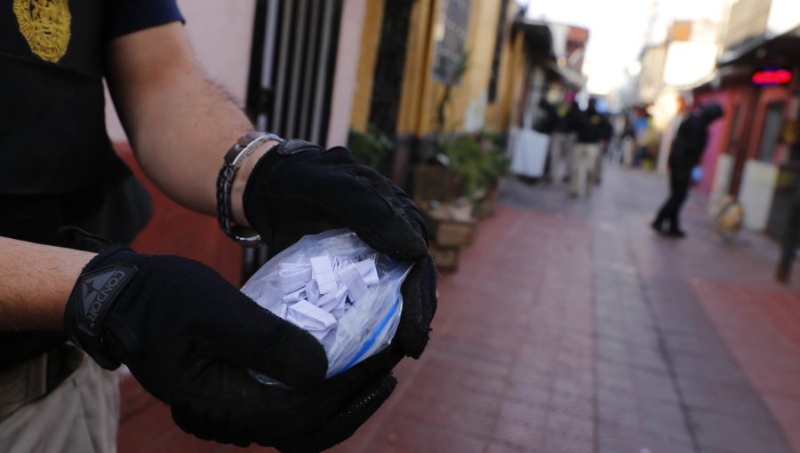 Detienen a ciudadano venezolano irregular que traficaba drogas en el centro de Viña del Mar