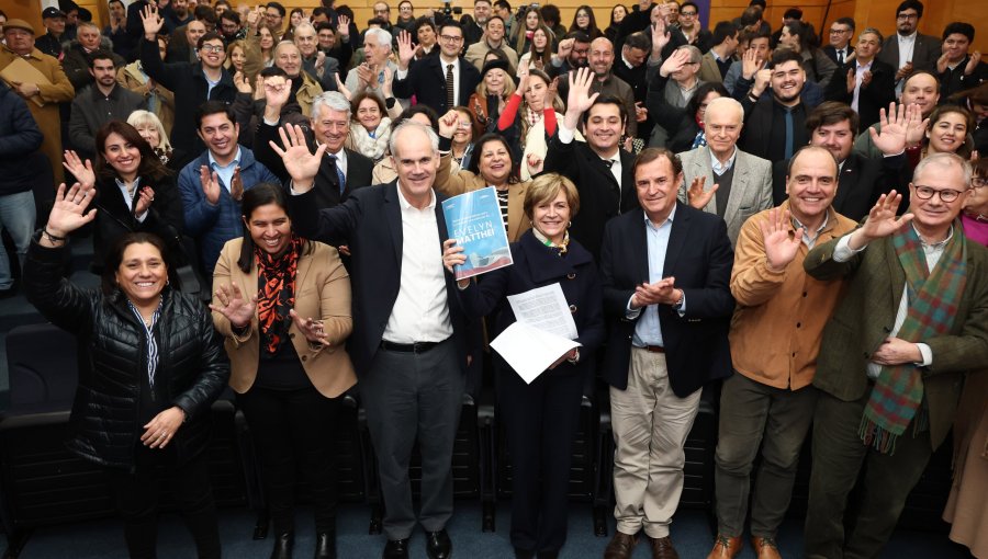 Evelyn Matthei insta a la militancia de RN a que "nos tomemos la campaña con todo"
