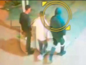 Imágenes muestran al sicario junto a dos desconocidos tras abandonar penal Santiago 1