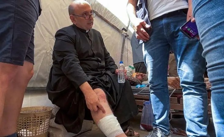 Israel ataca la única iglesia católica de Gaza dejando a tres personas muertas e hiriendo al cura argentino de la parroquia
