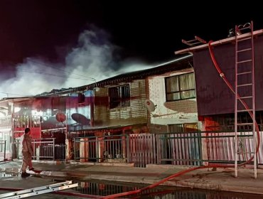 Incendio afectó a cuatro casas del sector Glorias Navales de Viña del Mar: se reportaron personas con problemas respiratorios
