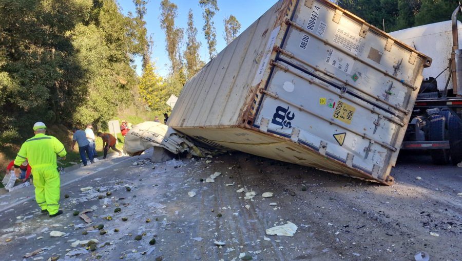 Impactante accidente de tránsito en Valparaíso: camión de alto tonelaje volcó contenedor con su carga en el camino La Pólvora